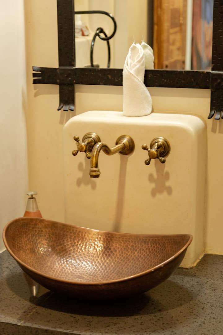 Full bathroom image 2