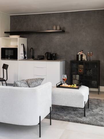 Pool Suite gallery image 3