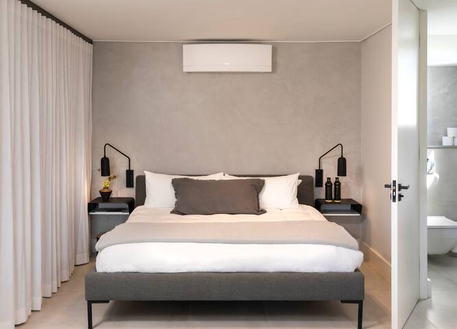 Pool Suite gallery image 2