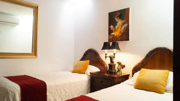 Recámara 2: Cuenta con 2 camas individuales, climatizadas y con amplia luz natural. 