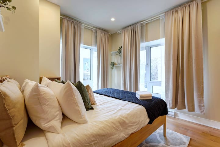 Chic Condo in Plateau | AC & Amazing Location!