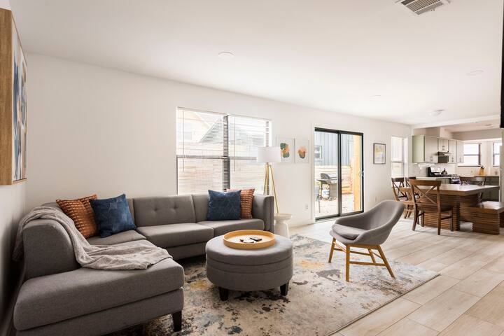 4BR East Austin Home w/ Garden, 10 min to Downtown