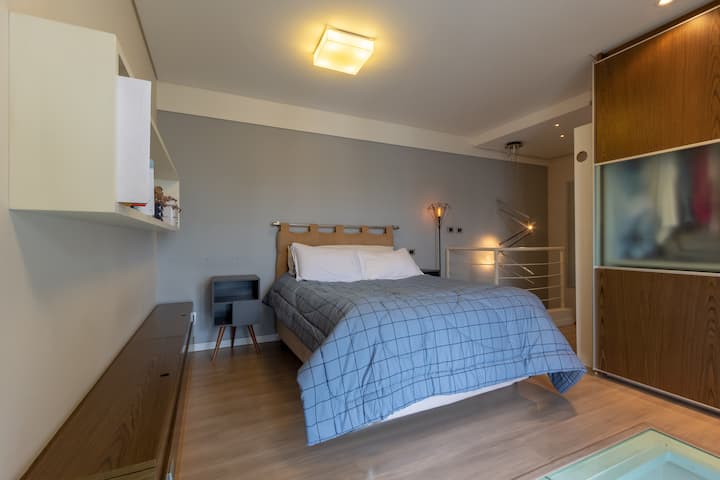 Suita në katin e dytë. Dollap i gjerë, raft këpucësh, tavolinë pranë krevatit dhe ndriçues.
Shtroja dhe jastëkë të disponueshëm.
Ajër i kondicionuar.