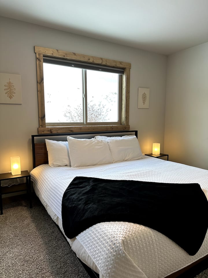 חדר שינה 1 - מיטת קינג סייז עם חדר רחצה פרטי ומחובר 3/4.