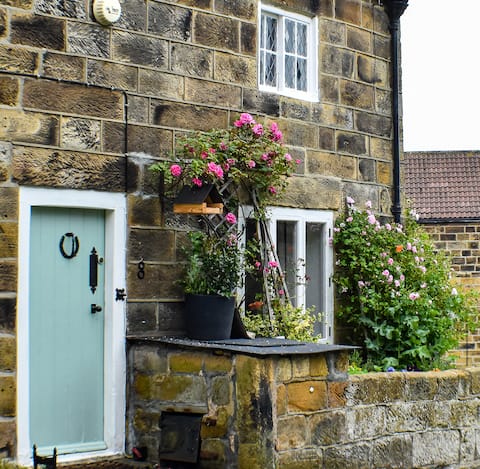 Cheerful & Quaint 18th Century cottage