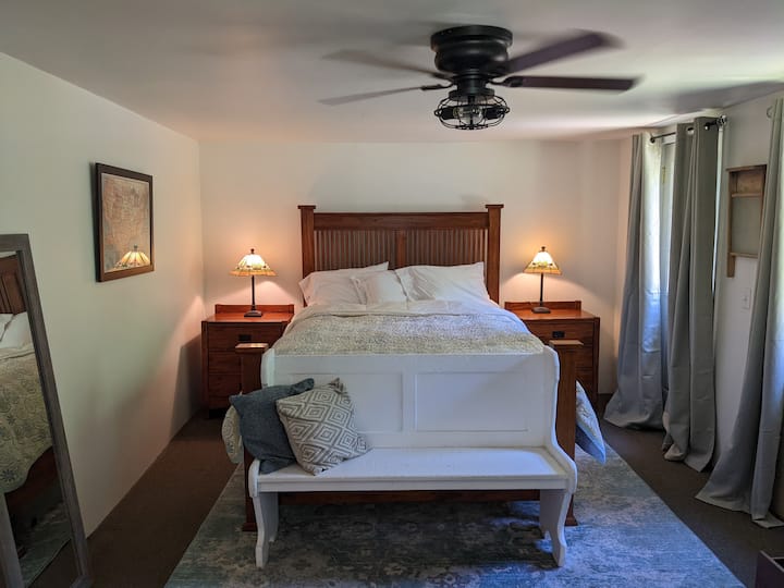 غرفة نوم في الطابق السفلي