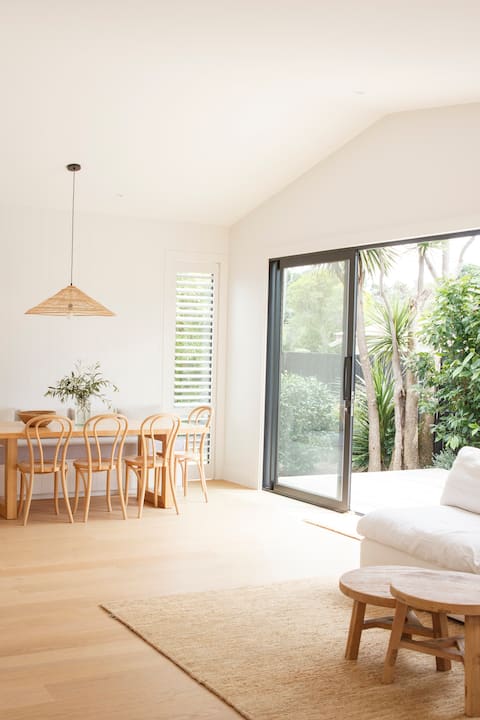 Successful Airbnb property: Drift by the Bay - designer bach in Waiheke Island