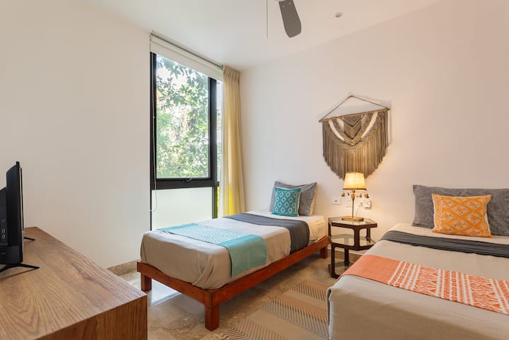 الصورة قديمة. تحتوي غرفة النوم هذه على سرير كينج واحد الآن (بدلاً من سريرين مفردين)