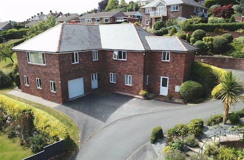 Luxury 4-5 Bed Home with Games Room and Balcony