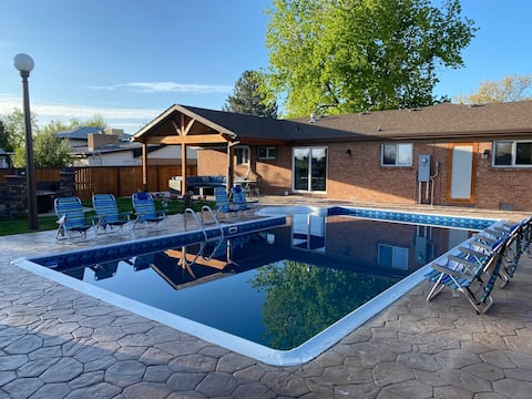 Bright and modern family home, 20 min to Denver