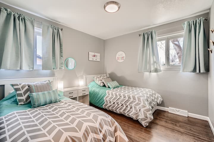 Двокреветна соба на првиот кат со плакар и простор за спиење на две деца.