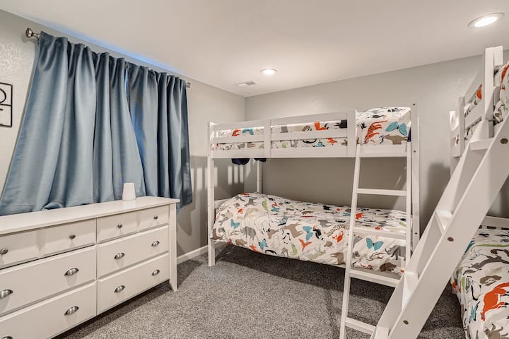 Детска соба во подрумот, опремена со четири двокреветни кревета (два комплета од два кревета), гардеробер и машина за ноќно осветлување и бела бучава.