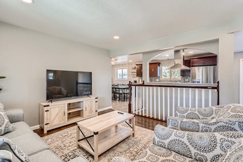 Bright and modern family home, 20 min to Denver