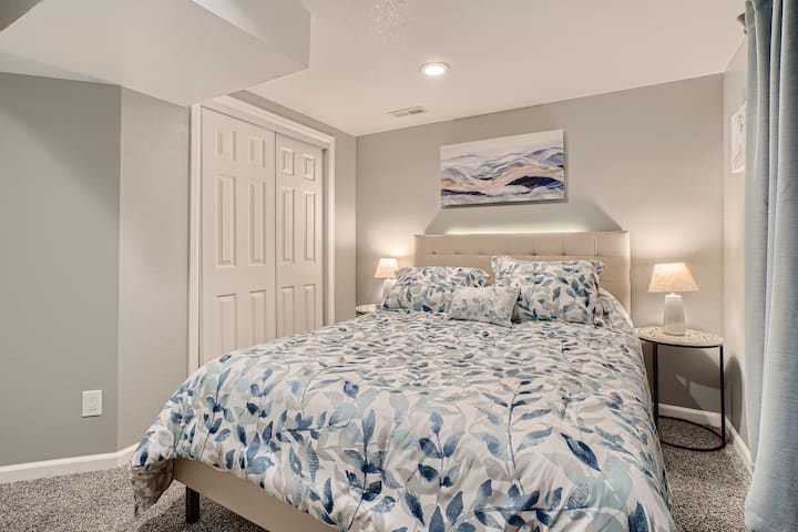 Спална соба со брачен кревет на долниот кат.  Креветот има светло за читање, како и USB полначи за уреди.