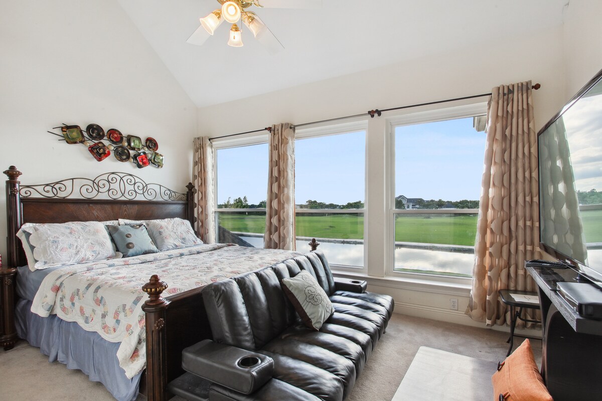 Вашата соба со поглед на каналот има приватна бања и кауч за спиење. 