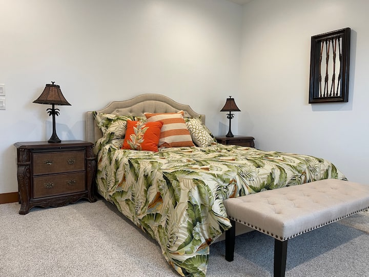 El dormitorio principal tiene un televisor de 50pulgadas, una mecedora eléctrica/silla reclinable y unas vistas estupendas del patio trasero y el campo de golf. Hay una puerta que da al patio trasero y persianas de plantación en la gran ventana.