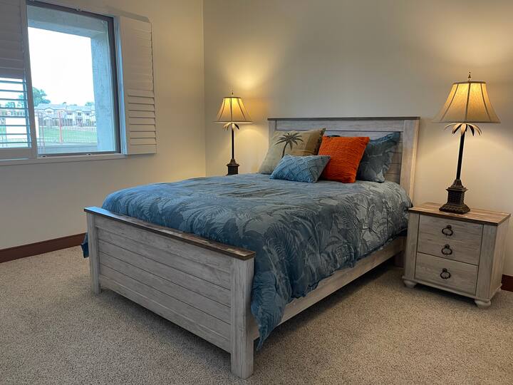 El dormitorio 2 tiene una cama tamaño «queen» y unas vistas estupendas del patio trasero y el campo de golf, con persianas de plantación para cerrar durante ese tiempo y echar una siesta por la tarde.