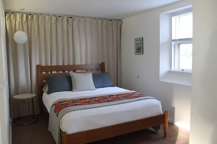 Dhomë gjumi me hapësirë shtesë pas perdes