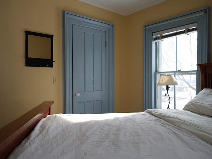 Cada dormitorio tiene un enorme vestidor.