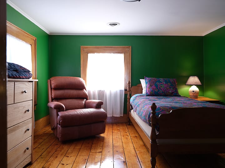 Cuarto dormitorio con una cama doble/individual.