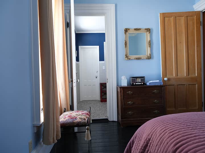 Otra vista del dormitorio de abajo.