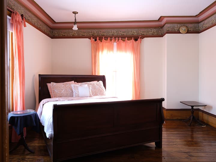 Dormitorio de arriba con cama tamaño queen.