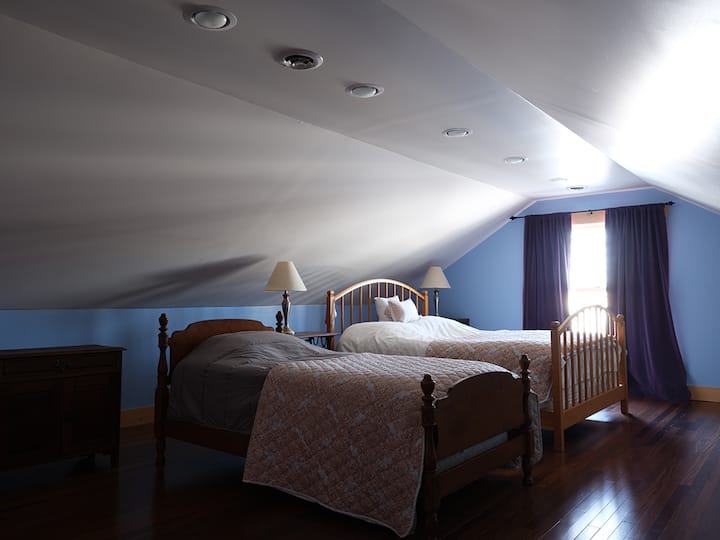 Sexto dormitorio en la planta superior con una cama tamaño queen más una cama doble.