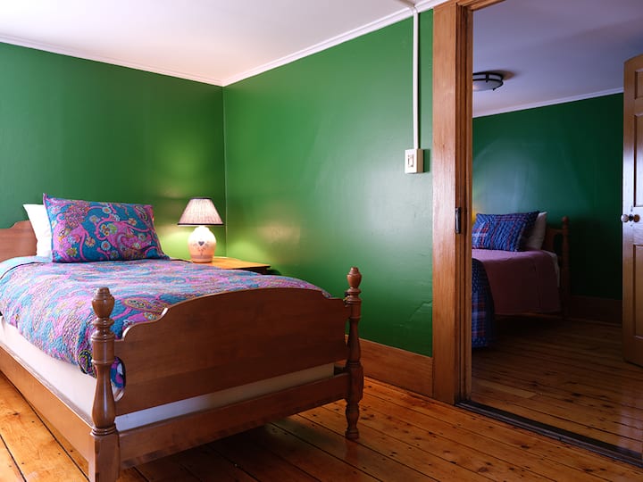 Otra vista del cuarto dormitorio con puerta que conduce al quinto dormitorio.