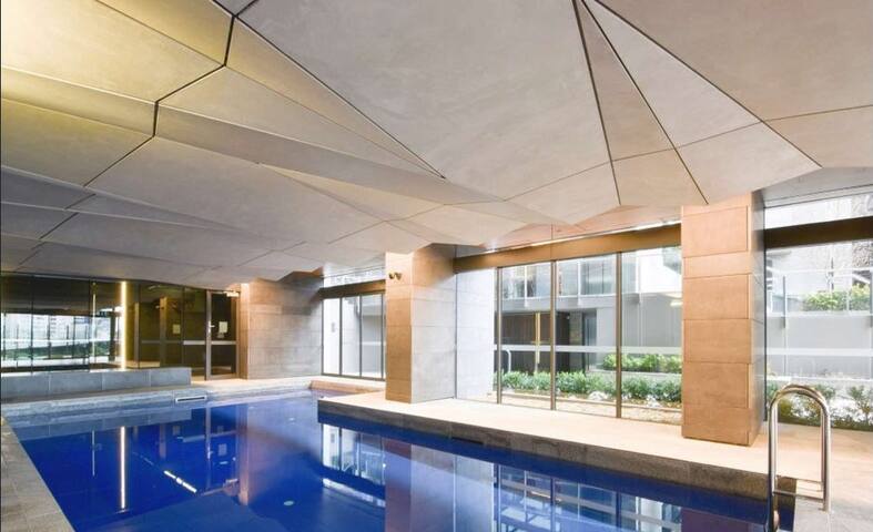 Bright & cozy 2 bedroom apartment with city views gallery image 5