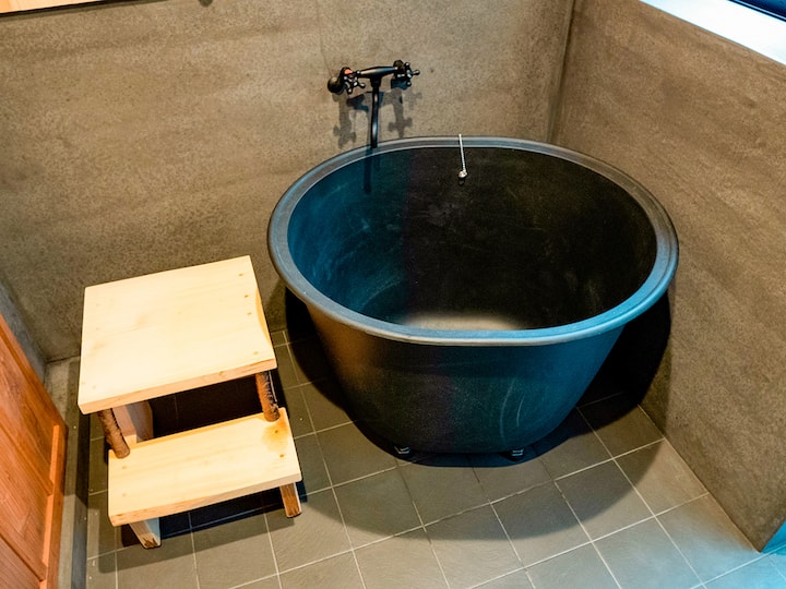 ・【GOYADO：浴室】五右衛門風呂風の釜風呂で身体の芯までポカポカに

