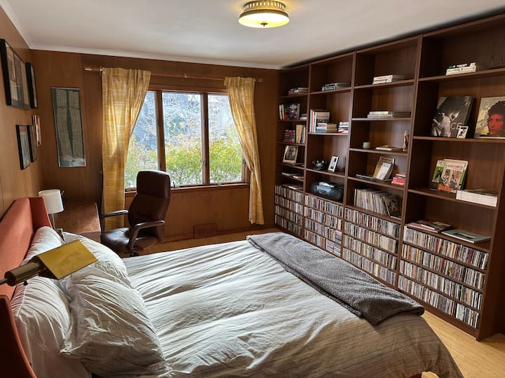 Nuestro segundo dormitorio tiene un ambiente de oficina, un escritorio y cientos de CD disponibles para leer y jugar, muchos de artistas locales de Minnesota.