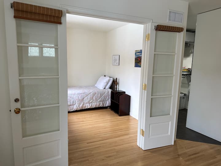 El tercer dormitorio incluye una cama individual con espacio para una mochila y una obra adicionales si es necesario.