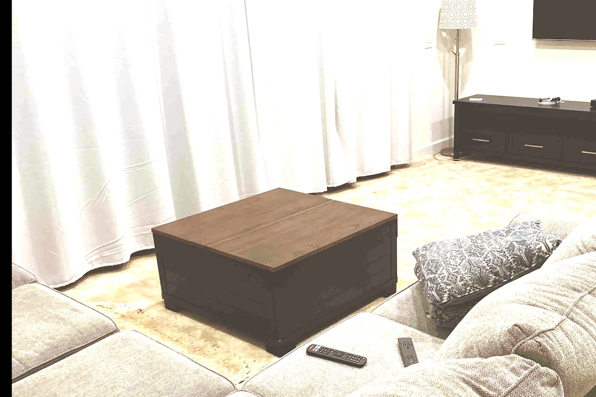 Veliki TV od 85 inča u dnevnom boravku