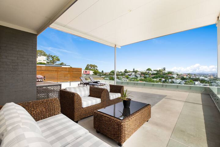 Penthouse Apartment With River & City Views gallery image 3