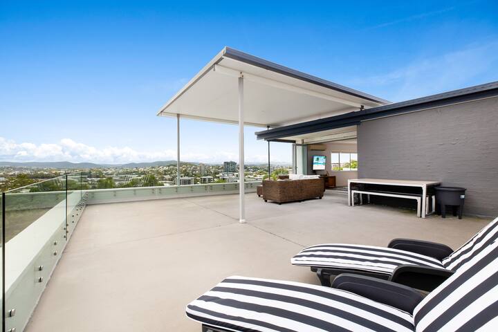 Penthouse Apartment With River & City Views gallery image 4