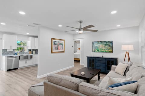 Top Airbnb: Tropical 3bd bungalow with pool! Walk to Bayshore! in Ballast Point