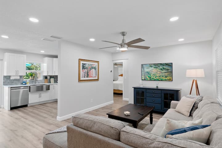 Tropical 3bd Bungalow With Pool! Walk To Bayshore! - Tampa, FL