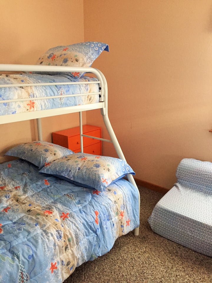 Festë dremitjeje bregdetare: Zhytu në ëndrrat bregdetare me parajsën tonë të krevateve, ku çdo natë ndihet si një aventurë pranë bregut