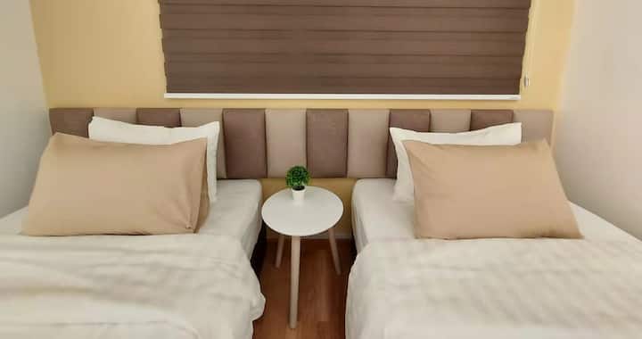 Chumba cha kulala cha 2: Kitanda kimoja chenye uwezo wa kuchanganya na Super King ili kubeba watu 3