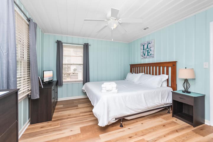 Anchors Up Master Bedroom (King)