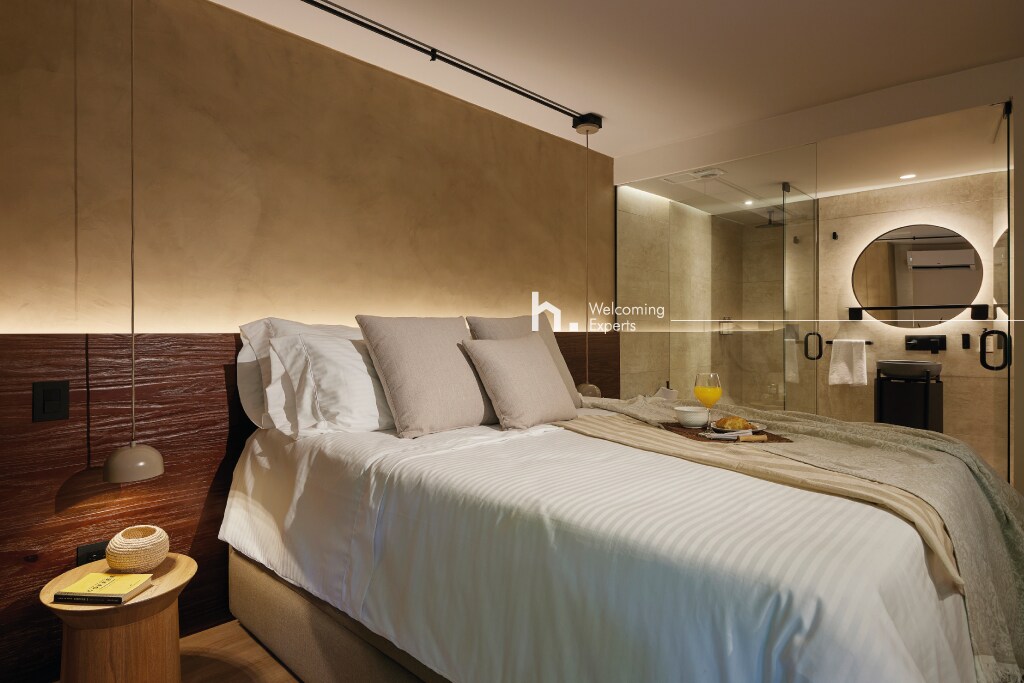 Chumba cha kulala cha pili kina kitanda 1 cha watu wawili na bafu la kibinafsi, runinga janja, AC