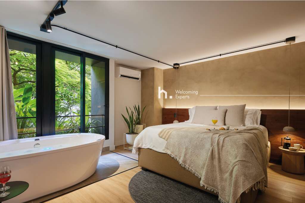 Chumba kikuu cha kulala chenye kitanda 1, runinga janja, AC, bafu la kujitegemea na beseni la kuogea.