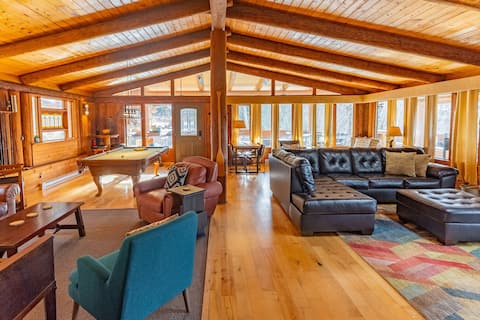 Prime Lodge with Indoor Pool and Hot tub