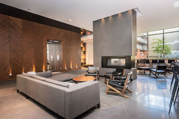 Modern 1-Bedroom Gem in Old Montreal VIP Amenities
