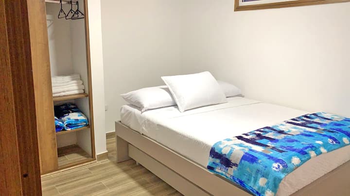 Sekundarna spavaća soba s krevetom za jednu osobu i madracem na podu na prvom katu.