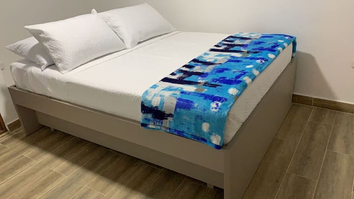 Sekundarna spavaća soba s bračnim krevetom na prvom katu.