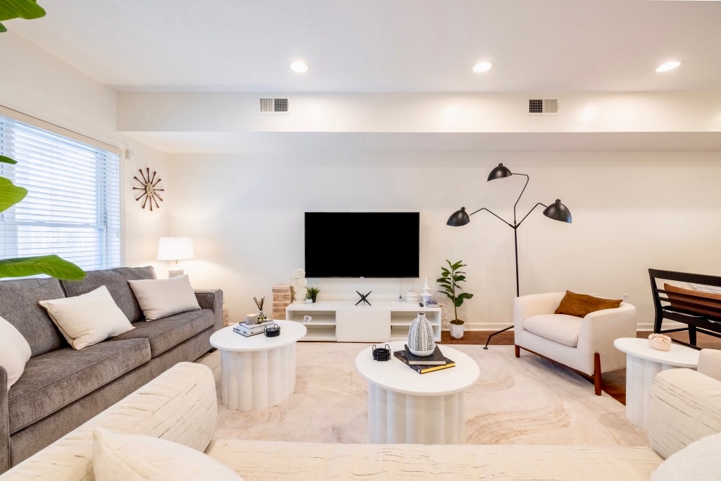 ¡La encantadora sala de estar con un montón de asientos para que todos los amigos y familiares disfruten! (La alfombra blanca ya no está incluida en el anuncio)