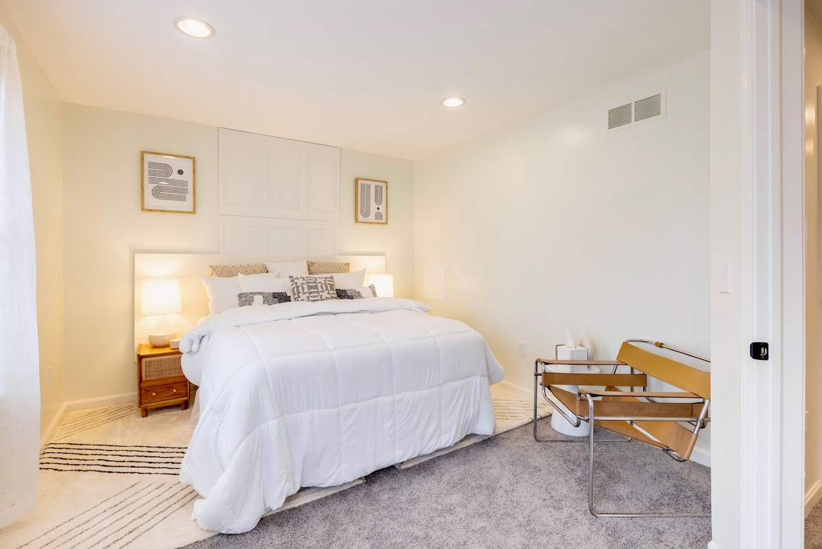 Dormitorio del segundo piso con cama tamaño QUEEN.