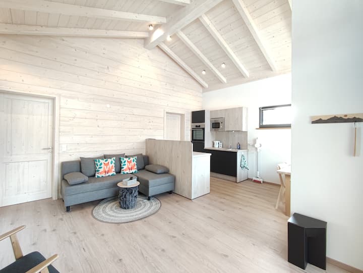 Hyggelig อยู่ในพื้นที่นั่งเล่นพร้อมเก้าอี้หลังคาแบบเปิดโล่ง (ทุกอย่างถูกปิดผนึกด้วยขี้ผึ้งอินทรีย์เท่านั้น)