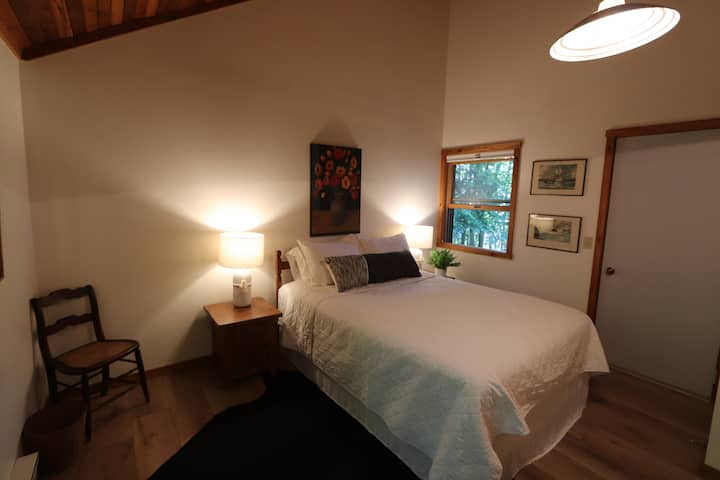 Chambre 1 : Lit Queen, niveau supérieur.